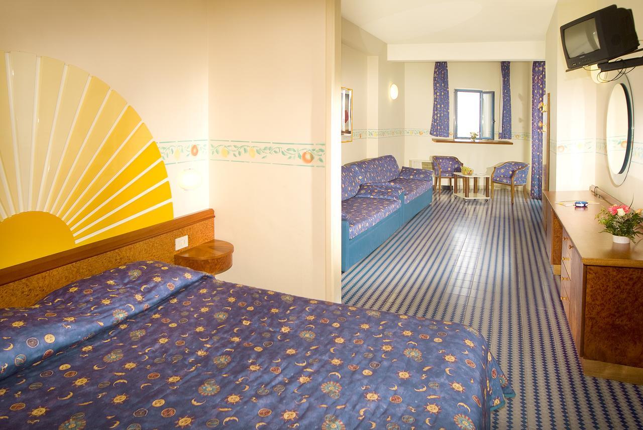 Sporting Baia Hotel Giardini Naxos Esterno foto
