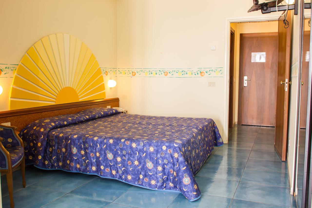 Sporting Baia Hotel Giardini Naxos Esterno foto